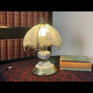 Underwriter Laboratories vintage lamp floral with glass panes